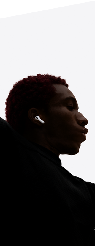 AirPods Pro 3 موضوعة في أذن شخص يرقص