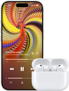 سماعات AirPods Pro 3 في علبة شحن MagSafe، iPhone 17 Pro، تطبيق Apple Music يشغّل أغنية Everybody Laughs للفنان David Byrne وGhost Train Orchestra