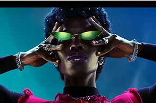 شاشة ملونة على MacBook Pro تُظهر شخصاً يتفاعل بحماس مع الجمهور في إحدى الحفلات، ما يبرز حيوية شاشة ريتنا ليكويد XDR النابضة بالحياة