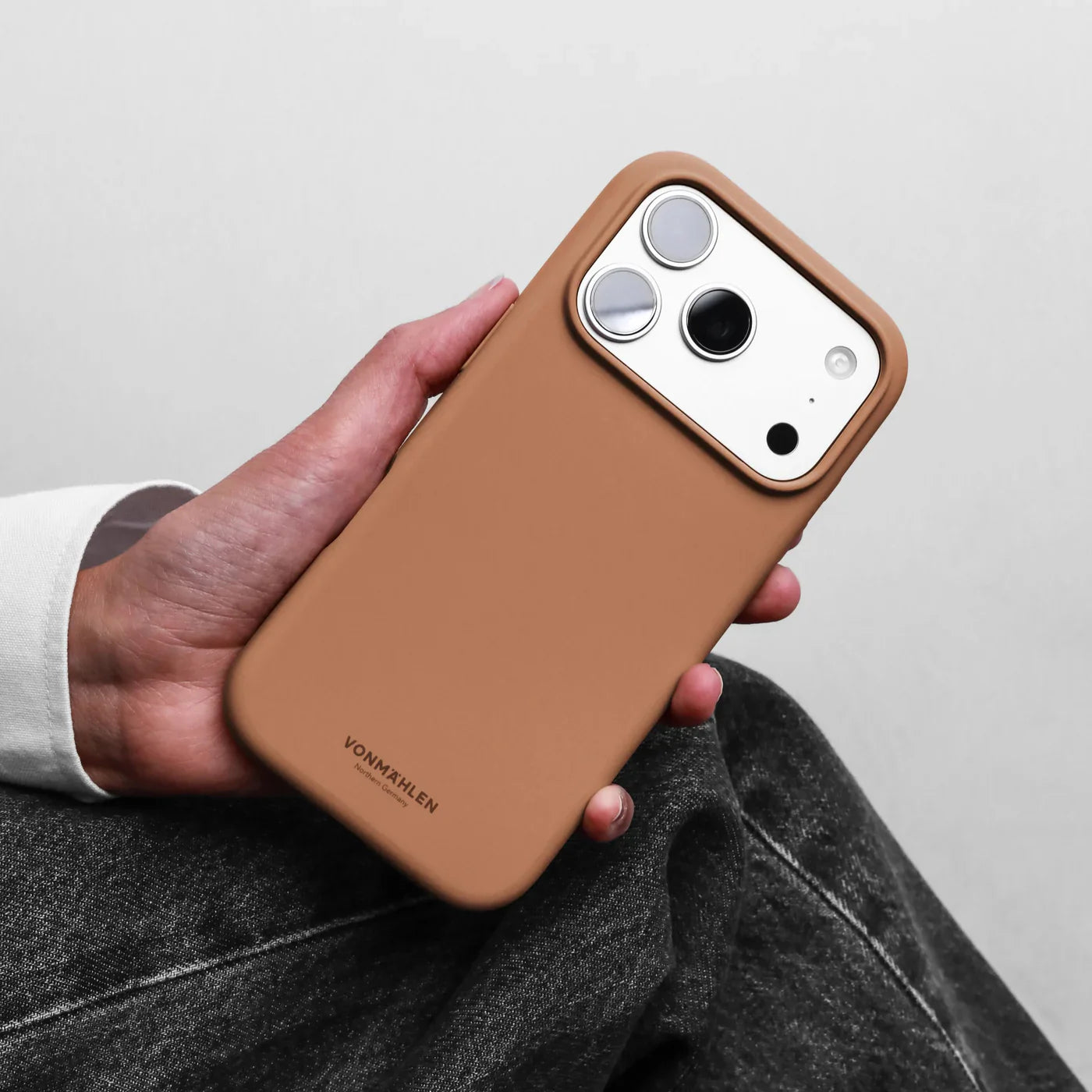 Vonmahlen Soft Silicone Case Iphone 17 Pro Dark Cream