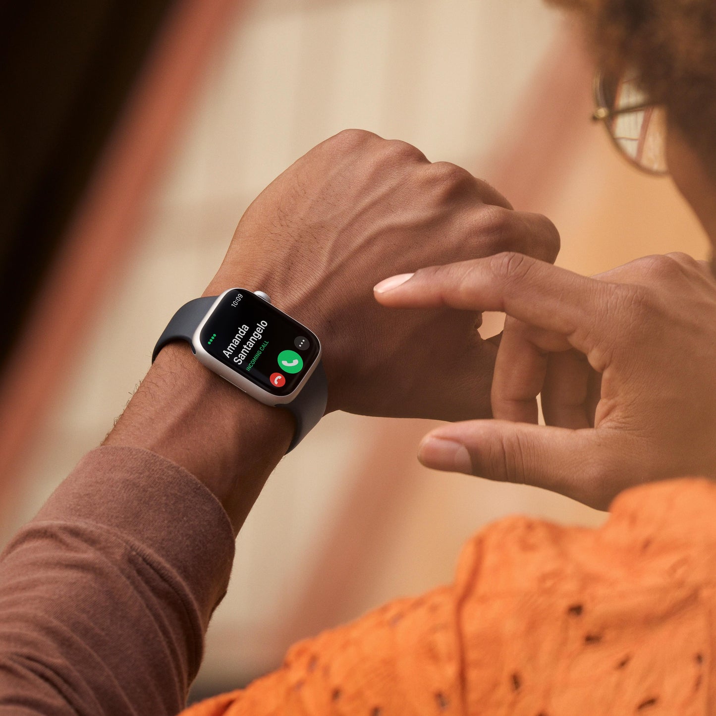ساعة Apple Watch Series 8 بنظام تحديد المواقع GPS بقياس 45 مم وإطار من الألمنيوم الفضي مع Loop رياضي أبيض - عادي