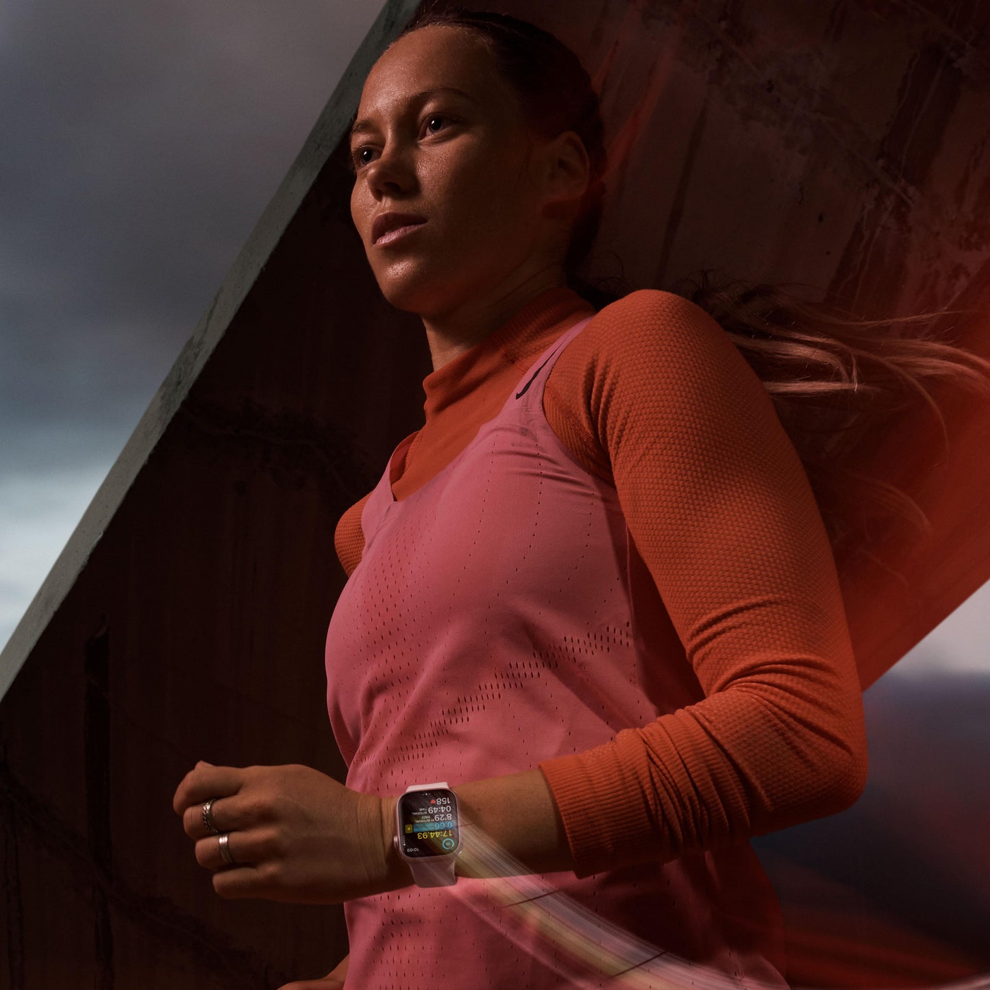 ساعة Apple Watch Series 9 GPS 45 مم وهيكل من الألمنيوم الوردي مع حزام رياضي وردي فاتح - M/L