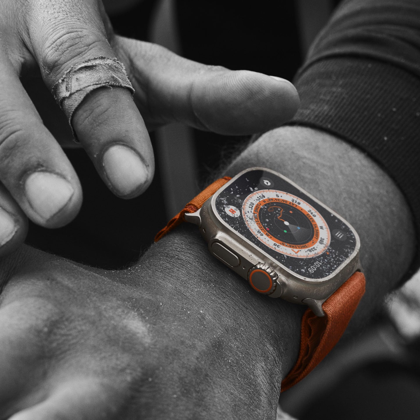 ساعة Apple Watch Ultra GPS + شريحة، قاعدة تيتانيوم بحجم 49 ملم مع Loop الباين البرتقالية - L
