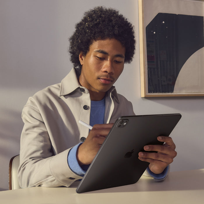 iPad_Pro_13-in_M5_Cellular_Space_Black_PDP_Image_Position_5__en-ME