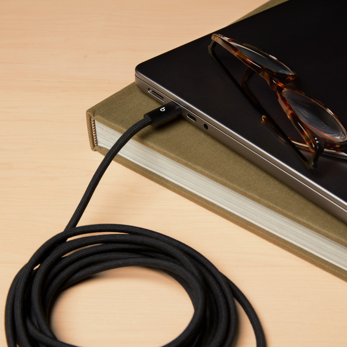 Beats 240W USB-C to USB-C Braided Cable (3 m / 10 ft) - Bolt Black