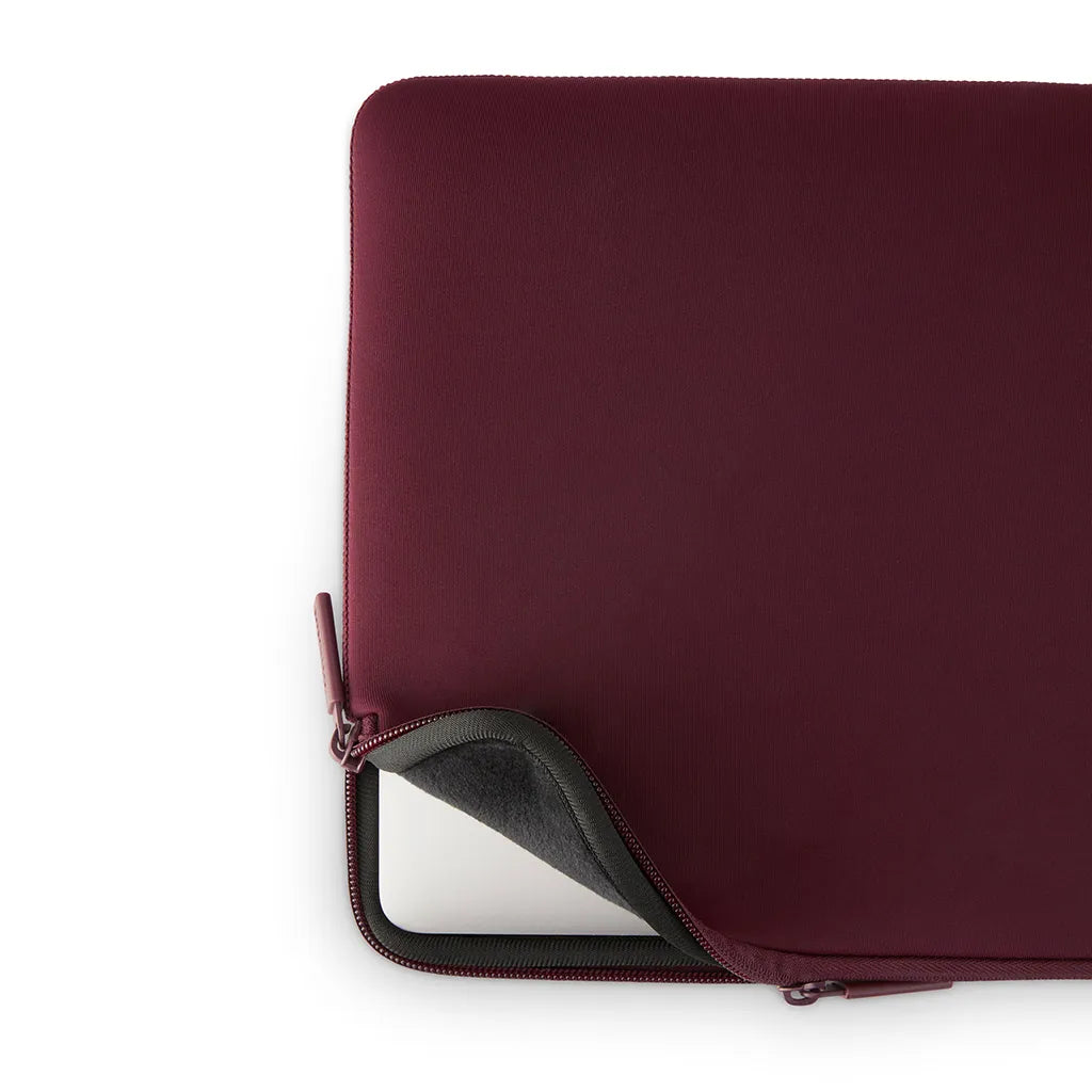 Pipetto MacBook Neo 13 (A18 Pro)  Classic Fit Sleeve - Burgundy