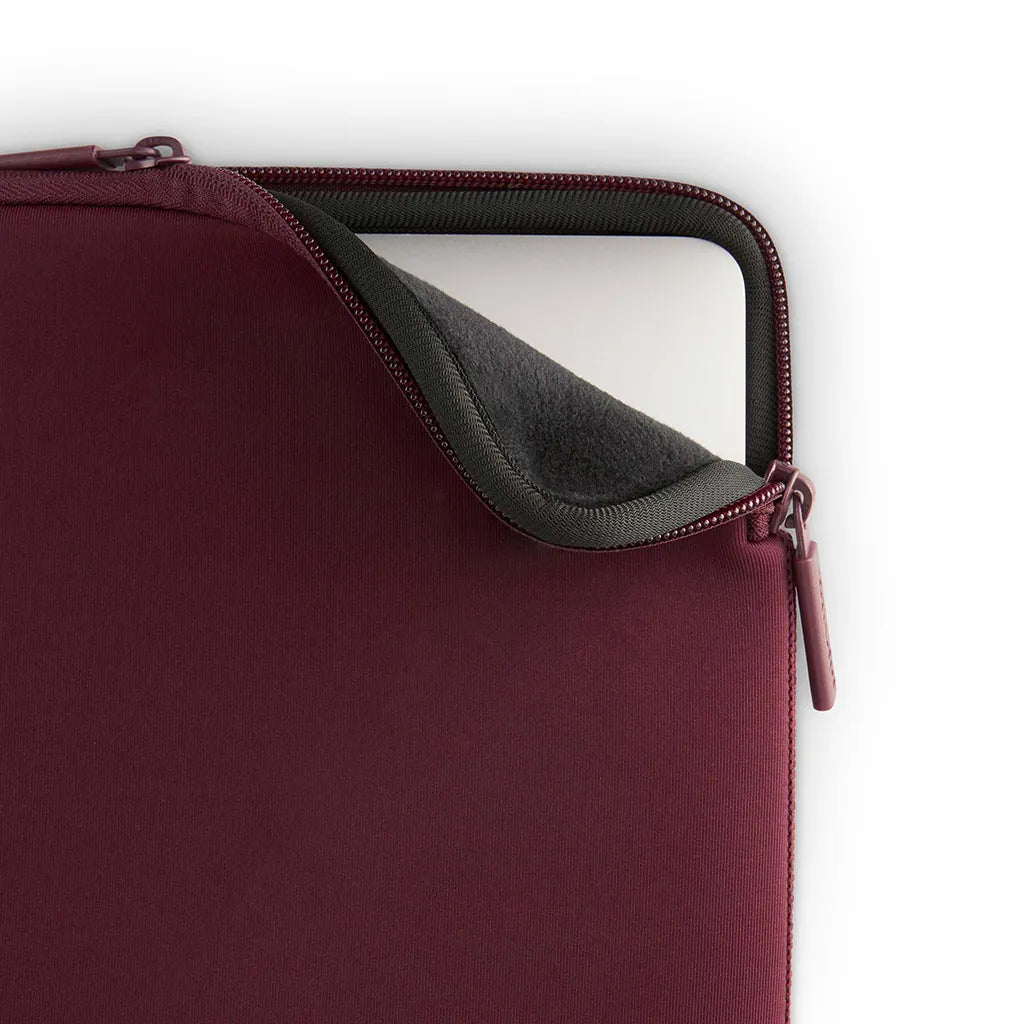 Pipetto MacBook Neo 13 (A18 Pro)  Classic Fit Sleeve - Burgundy