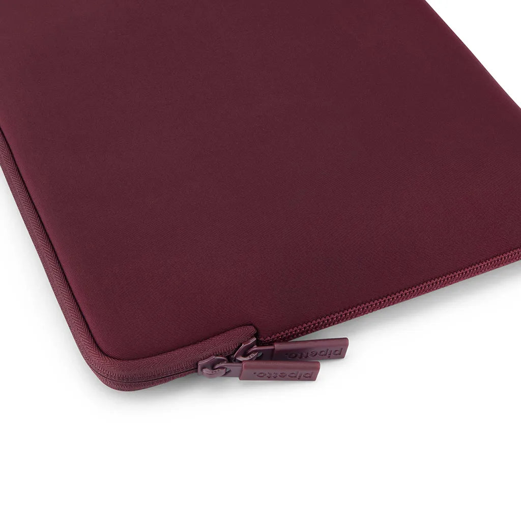 Pipetto MacBook Neo 13 (A18 Pro)  Classic Fit Sleeve - Burgundy