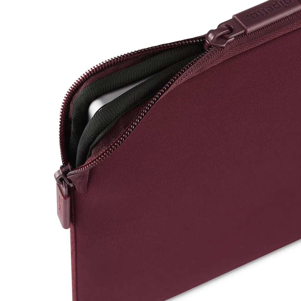 Pipetto MacBook Neo 13 (A18 Pro)  Classic Fit Sleeve - Burgundy