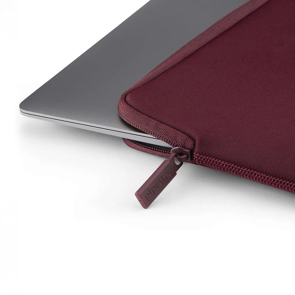 Pipetto MacBook Neo 13 (A18 Pro)  Classic Fit Sleeve - Burgundy
