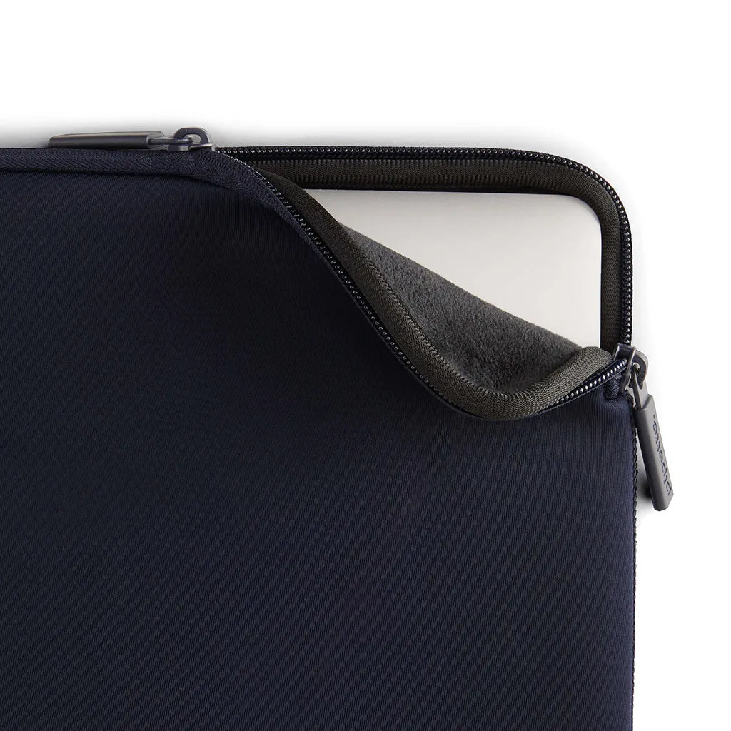 Pipetto MacBook Neo 13 (A18 Pro)  Classic Fit Sleeve - Dark Blue