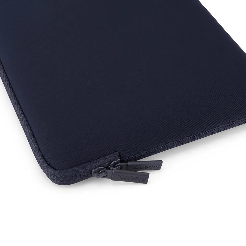 Pipetto MacBook Neo 13 (A18 Pro)  Classic Fit Sleeve - Dark Blue