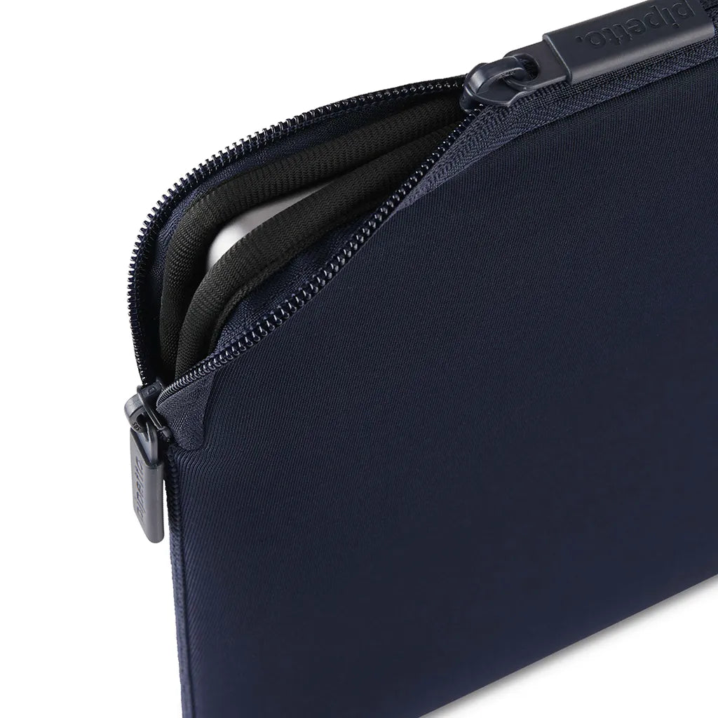 Pipetto MacBook Neo 13 (A18 Pro)  Classic Fit Sleeve - Dark Blue