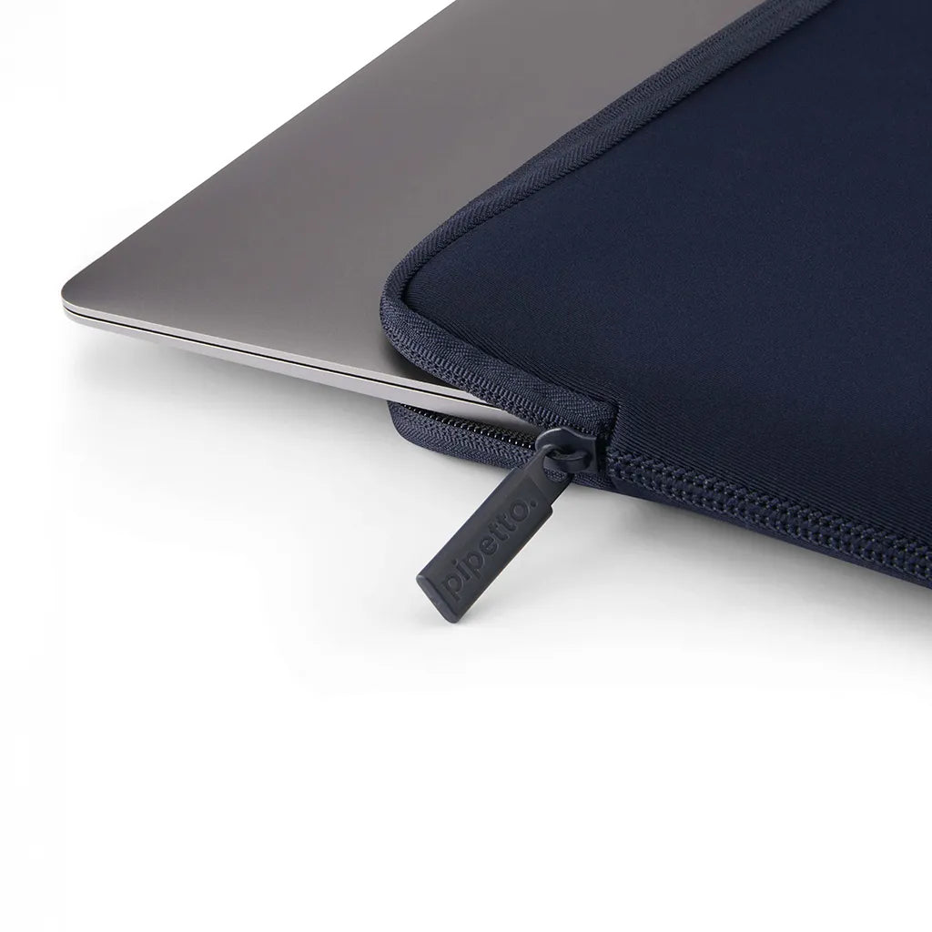 Pipetto MacBook Neo 13 (A18 Pro)  Classic Fit Sleeve - Dark Blue
