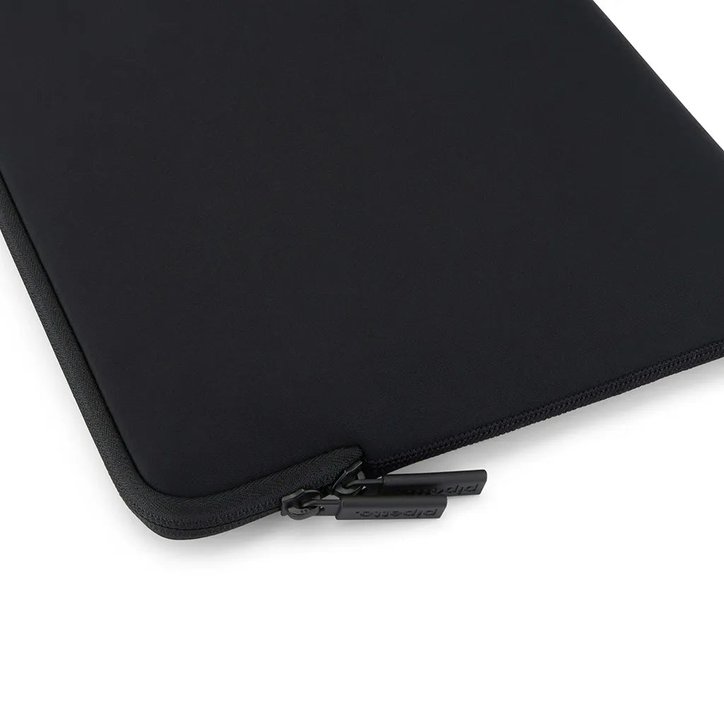 Pipetto MacBook Neo 13 (A18 Pro)  Classic Fit Sleeve - Black