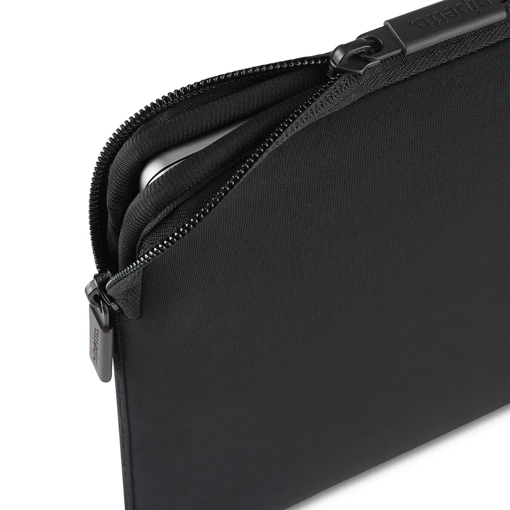 Pipetto MacBook Neo 13 (A18 Pro)  Classic Fit Sleeve - Black