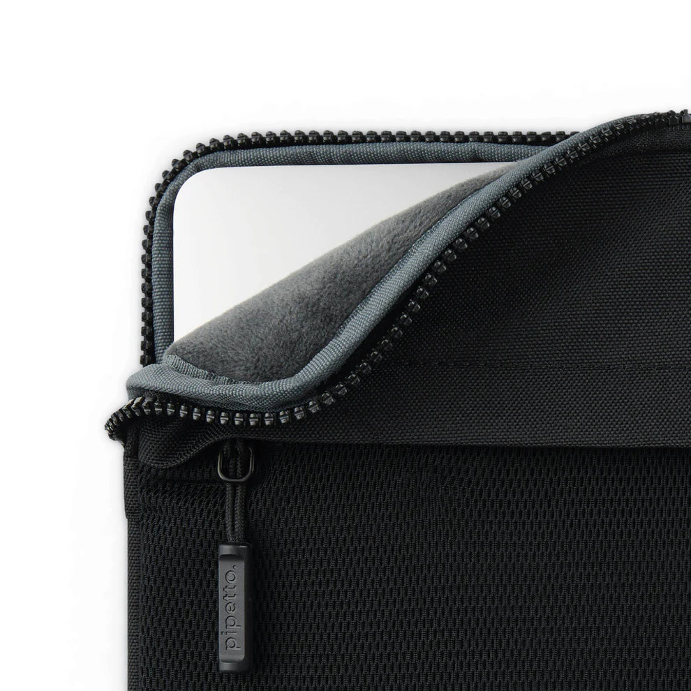 Pipetto MacBook Pro 16/Air 15  Expand Sleeve - Black