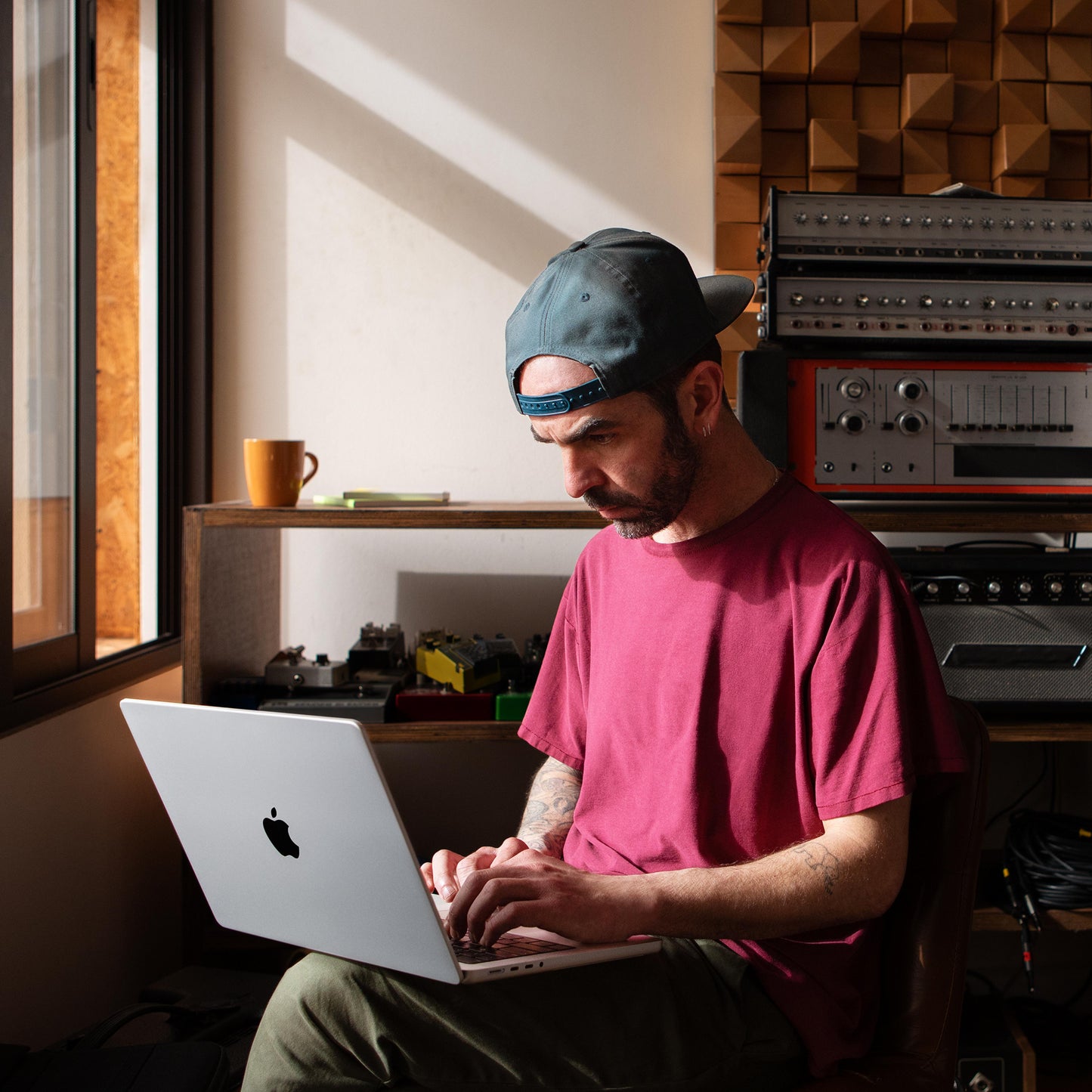 MacBook Pro مقاس 16 انش: شريحة Apple M2 Pro مع وحدة معالجة مركزية 12 نوى و 19 وحدة معالجة رسومات أساسية، 512 جيجابايت SSD - رمادي