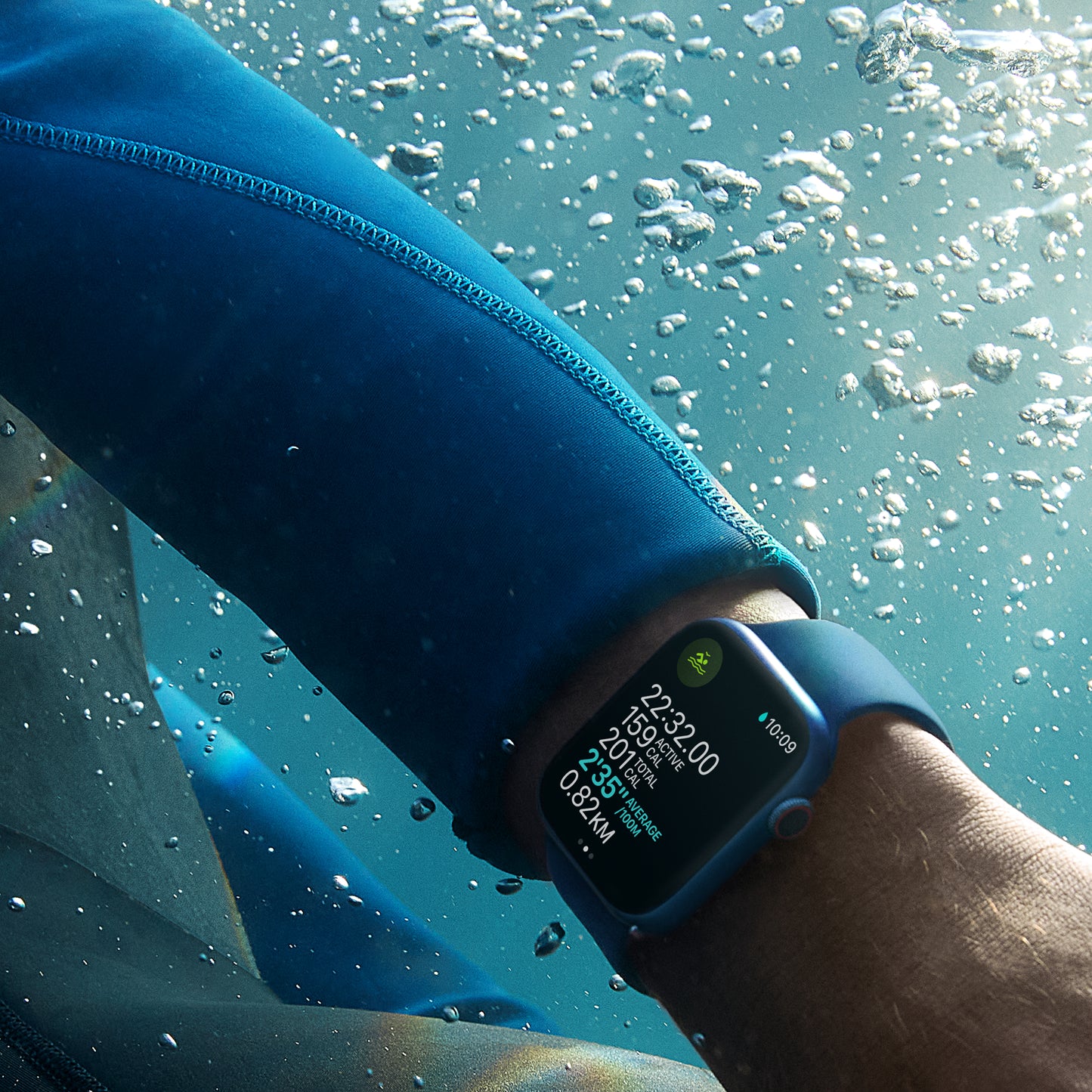 ساعة Apple Watch Series 7 GPS، 41 مم، إطار ألومنيوم أخضر مع Loop رياضي أخضر - نظام التشغيل العادي
