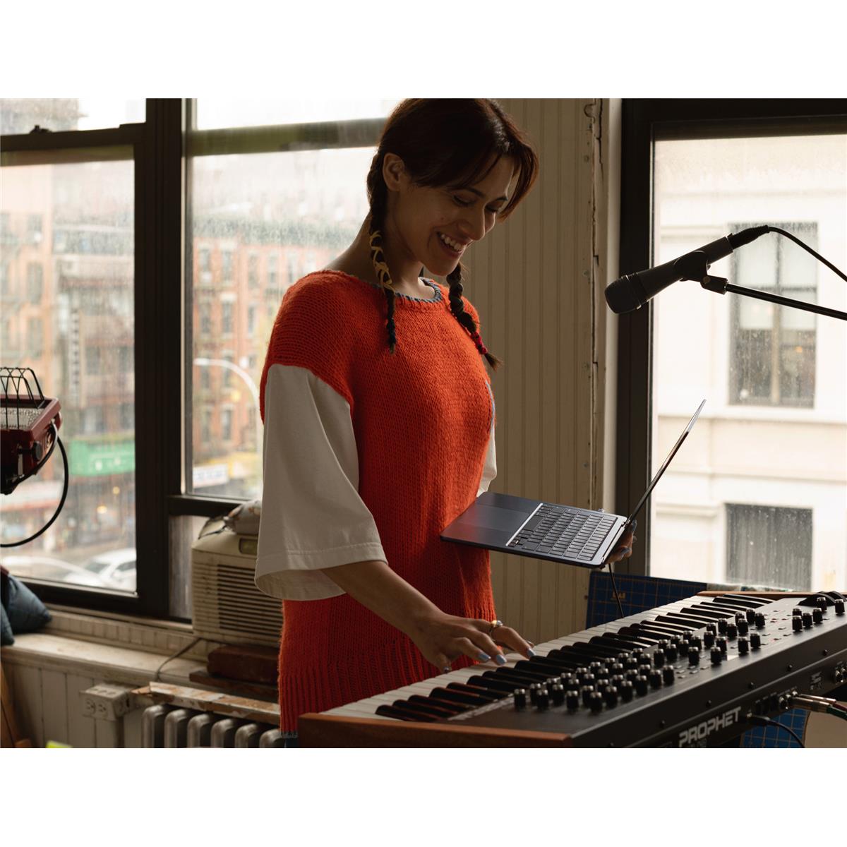 13-inch MacBook Air: Apple M2 chip with 8_core CPU and 10_core GPU, 24GB unified memory - 2TB SSD - 35W Adapter - Midnight