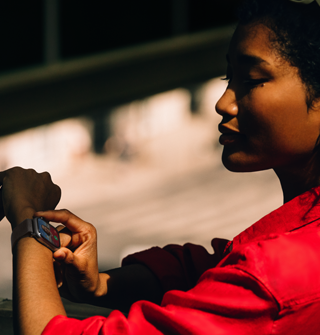 شخص يتلقى مكالمة هاتفية واردة على Apple Watch Series 11