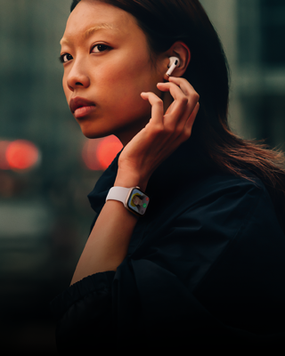 سيدة تستخدم سماعات AirPods‏ وساعة Apple&nbsp;Watch&nbsp;Series&nbsp;10 تظهر على شاشتها مكالمة واردة