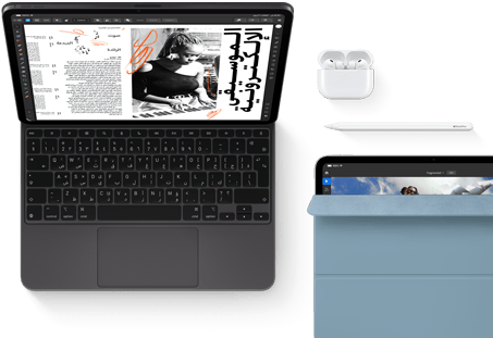 جهاز iPad Pro مثبّت بلوحة مفاتيح ماجيك، الجزء الأمامي الخارجي، لون أسود فلكي، زوايا مدورة، إطار شاشة أسود، مفتوح، شاشة تعرض تطبيق تعديل مقالات مع نصوص وصورة امرأة تعزف الموسيقى، سماعات Airpods 4 في علبة مفتوحة، محفظة ذكية باللون الأزرق مثبّتة على iPad Pro مع قلم Apple Pro موضوع أعلى الجهاز، المحفظة مفتوحة جزئياً وتكشف عن الشاشة