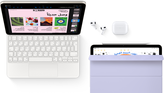 جهاز iPad Air موصول بلوحة مفاتيح ماجيك، مع الاكسسوارات AirPods Pro وقلم Apple Pro‏ والمحفظة الذكية