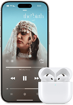 جهاز iPhone بجانب سماعات AirPods Pro موضوعة داخل علبة شحن، والعلبة مفتوحة‏