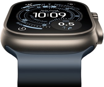 Apple&nbsp;Watch&nbsp;Ultra&nbsp;3 مائلة إلى الأمام، إطار من التيتانيوم الطبيعي، بوصلة على واجهة الساعة 