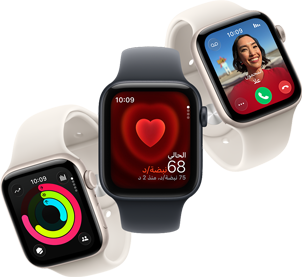 صورة لثلاث ساعات Apple&nbsp;Watch&nbsp;SE&nbsp;3‏ تطفو جنباً إلى جنب