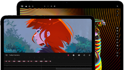 جهاز iPad Pro مقاس 13 إنش وجهاز iPad Pro مقاس 11 إنش، الجزء الأمامي الخارجي، الوضع الأفقي، لون أسود فلكي، زوايا مدورة، إطار شاشة أسود، شاشة مقاس 11 إنش تعرض صورة زاهية لشخصية ذات شعر أحمر اللون، شاشة مقاس 13 إنش تعرض عناصر واجهة تعديل صور ملونة