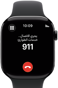 Apple Watch Series 11، إطار ألومنيوم بلون أسود لامع، مكالمة طوارئ على الرقم 911 على الشاشة، الجزء الخارجي الأيمن: التاج الرقمي، حزام رياضي أسود