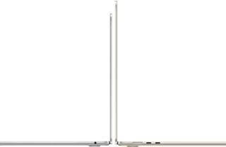 صورة جانبية لجهاز MacBook Air موديل 13 إنش وموديل 15 إنش باللون الفضي ولون ضوء النجوم مفتوحين ومتواجهين من الخلف