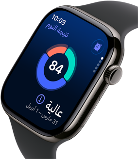 لقطة مقربة لساعة Apple Watch Series 11 مع إطار تيتانيوم بلون رمادي بني، تعرض ميزة نتيجة النوم على الشاشة