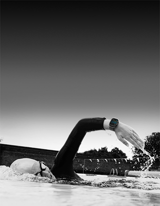 سباح يتتبع التمرين على Apple&nbsp;Watch&nbsp;Ultra&nbsp;3‏