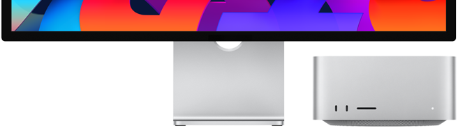 صورة أمامية مقربة لجهاز Mac Studio إلى جانب شاشة Studio Display. يمكن وضع جهاز Mac Studio بأناقة تحت الحافة السفلية لشاشة Studio Display.