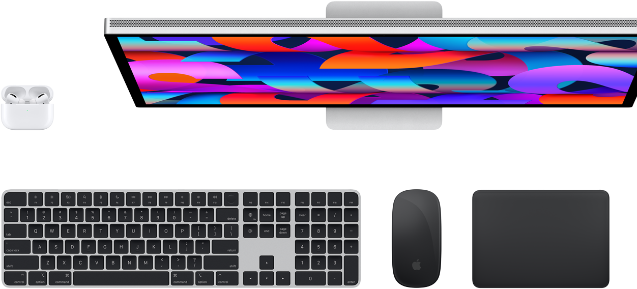 لقطة علوية تعرض AirPods وStudio Display ولوحة مفاتيح ماجيك وماجيك ماوس ولوحة تعقب ماجيك‏