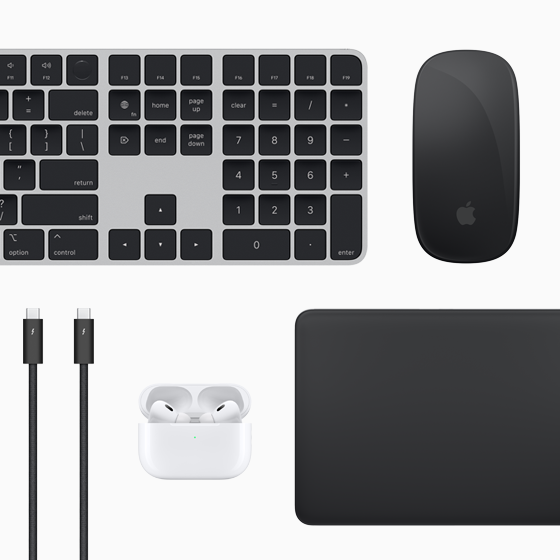 لقطة علوية تعرض اكسسوارات Mac:‏ لوحة مفاتيح ماجيك وماجيك ماوس ولوحة تعقب ماجيك وAirPods وكابلات ثندربولت