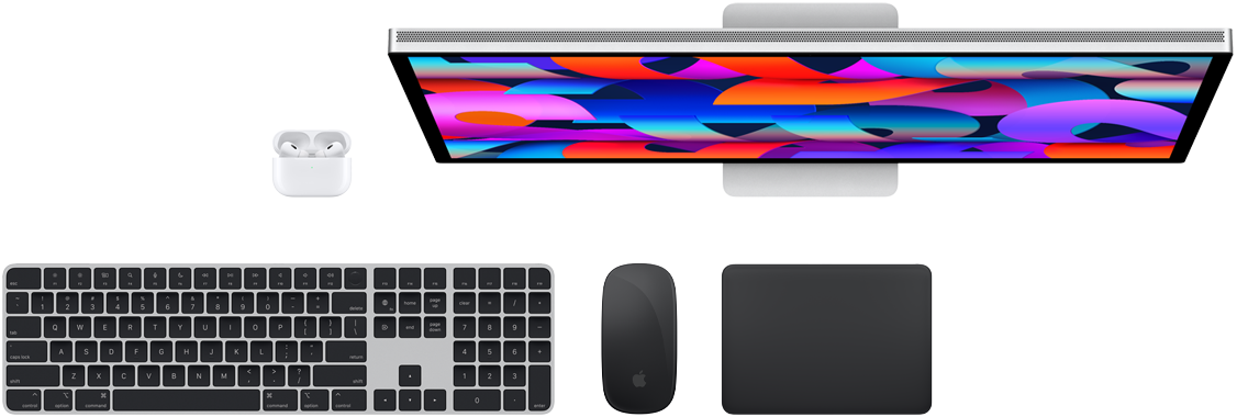 لقطة علوية تعرض اكسسوارات Mac:‏ شاشة Studio Display وAirPods ولوحة مفاتيح ماجيك وماجيك ماوس ولوحة تعقب ماجيك‏