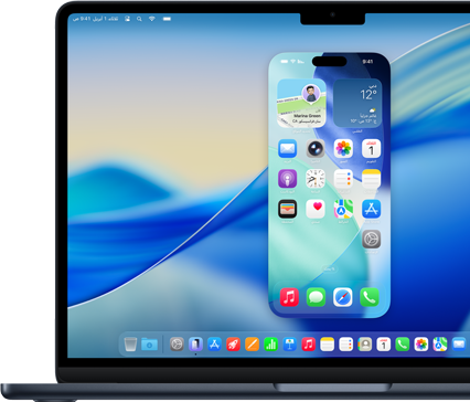 جهاز MacBook يعرض شاشة iPhone الرئيسية بالكامل مع أيقونات التطبيقات وأيقونات شريط الحالة