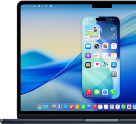 جهاز MacBook يعرض شاشة iPhone الرئيسية بالكامل مع أيقونات التطبيقات وأيقونات شريط الحالة