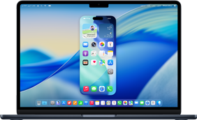جهاز MacBook يعرض شاشة iPhone الرئيسية بالكامل مع أيقونات التطبيقات وأيقونات شريط الحالة
