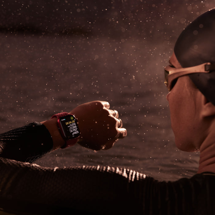 apple_watch_series_9_lte_productred_aluminum_productred_sport_band_pdp_image_position-4__ar-me